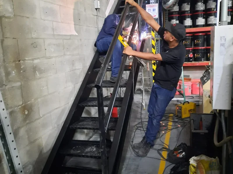 Escalera metálicas bodega